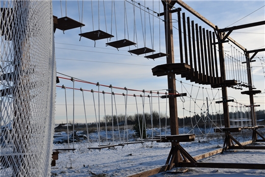 В Алатырском районе по гранту завершили строительство двухуровневого веревочного парка