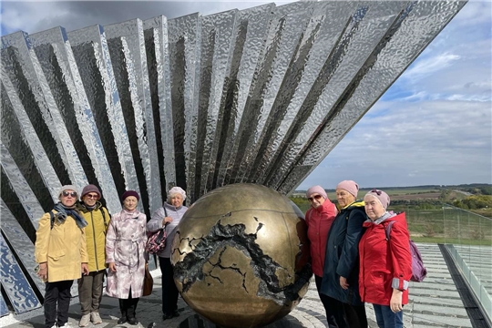 Волонтеры «серебряного» возраста посетили мемориал «Строителям безмолвных рубежей»