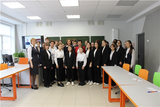 В преддверии празднования дня отца Алена Елизарова провела урок  с учениками 47 школы предпросмотр