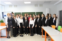 В преддверии празднования дня отца Алена Елизарова провела урок  с учениками 47 школы