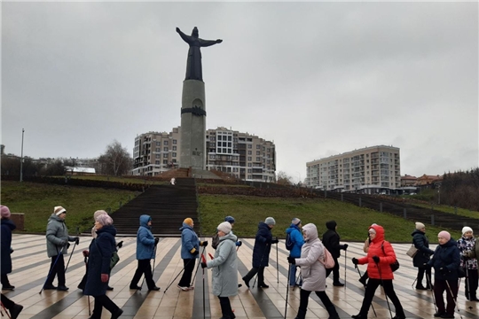 Серебряные волонтёры Чебоксар вышли на скандинавскую ходьбу