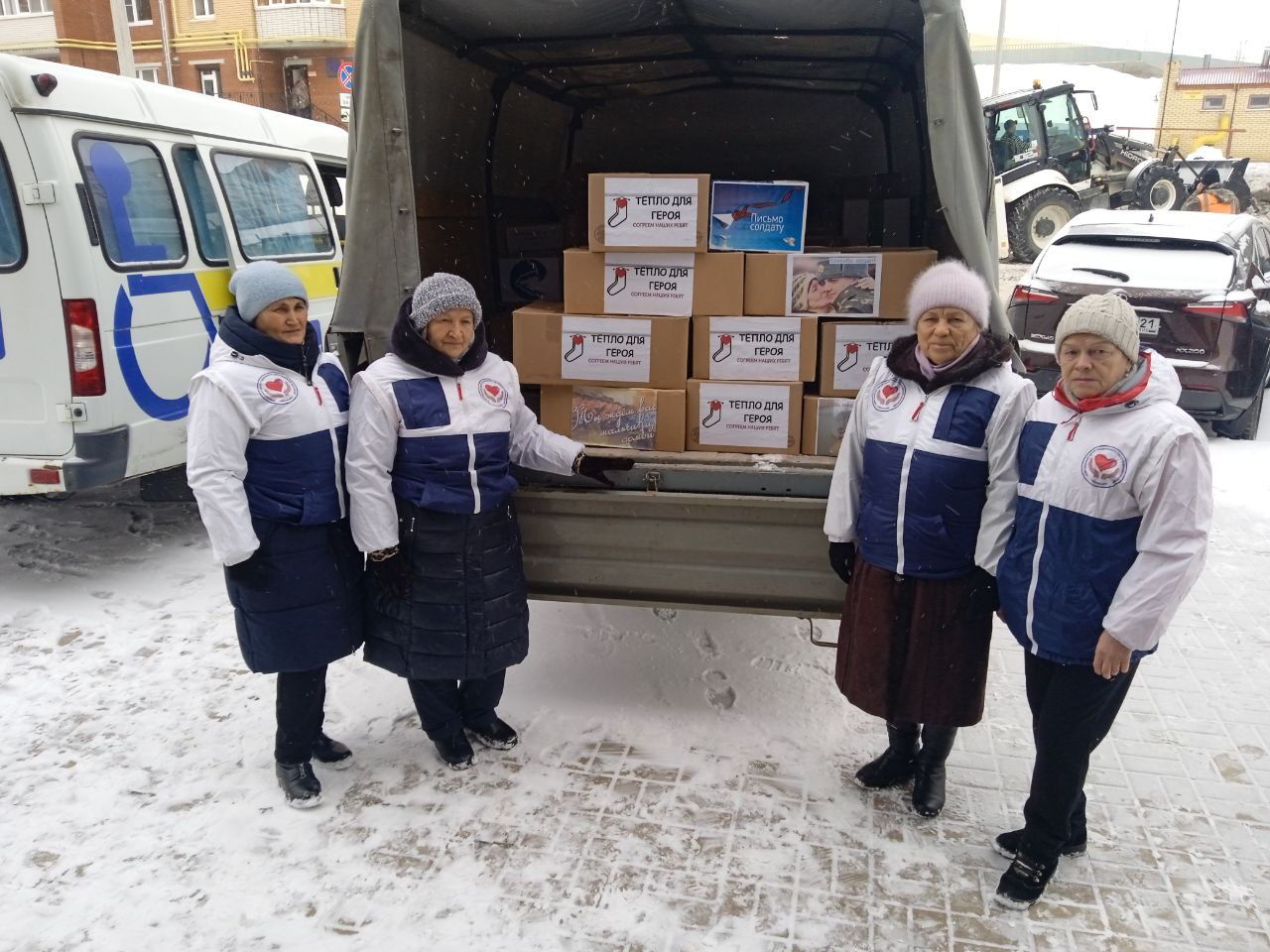 Серебряные» волонтёры Чебоксар передали тёплые носки и душевные письма для  отправки на Донбасс | Министерство труда и социальной защиты Чувашской  Республики