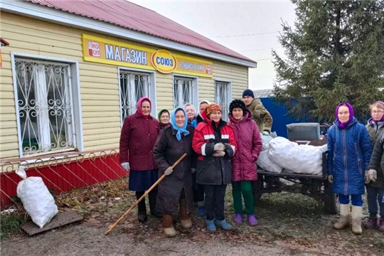 «Акция своих не бросаем» в Моргаушском районе: «чем можем, поможем мы фронту: кто вносит 100 рублей, кто -1 тысячу, а кто -100 тыс. рублей - все от души и с желанием приблизить час Победы. А юнгинцы, пока их  глава на фронте, собирают овощи для солдат»