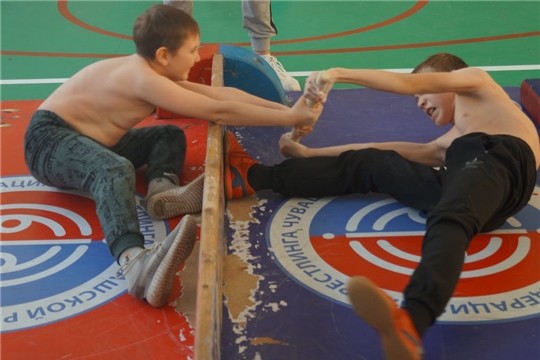 В обновленном после капитального ремонта спортзале Акрамовской ООШ школьники   состязались по мас-рестлингу