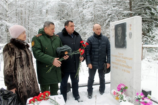 Глава администрации  района Алексей Матросов и военный комиссар Моргаушского и Аликовского районов Владимир Казаков почтили память Героя России Николая Смирнова: «Мы всегда будем помнить героев»