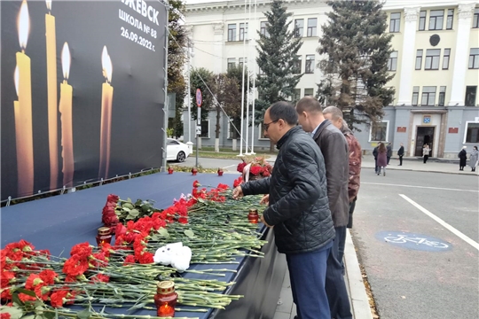 Делегация Московского района г. Чебоксары возложила цветы в память о погибших в Ижевске
