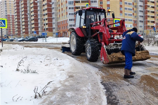 В Чебоксарах продолжается работа по уборке закрепленных территорий в зимнее время