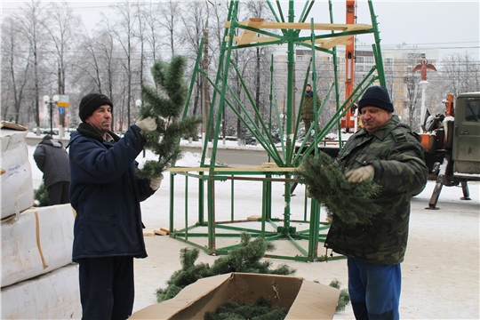 Перед главным корпусом ЧГУ им. И.Н. Ульянова устанавливают новогоднюю ель 