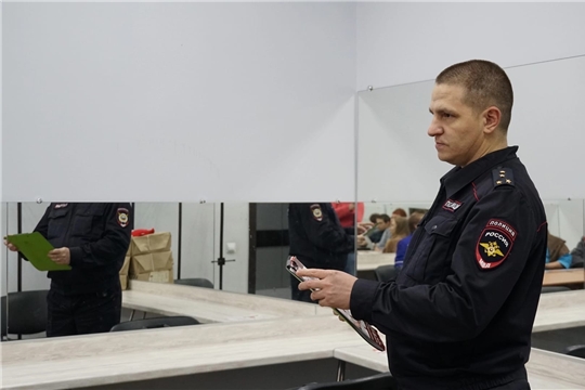 В Чебоксарах проводится работа с населением по профилактике бесконтактных мошенничеств