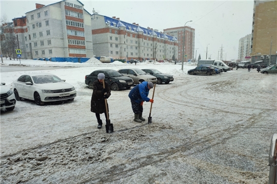 Зимний сезон: предприятия торговли г. Чебоксары активно убирают от снега прилегающие территории