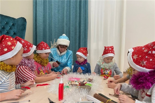 В преддверии Нового года в детских садах г. Чебоксары работает мастерская Деда Мороза