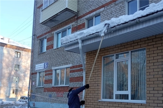 Безопасная среда: жилищно-коммунальный блок г. Чебоксары проводит работу по очистке крыш зданий