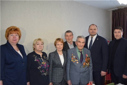 Денис Спирин проверил ремонт в квартире ветерана Великой Отечественной войны