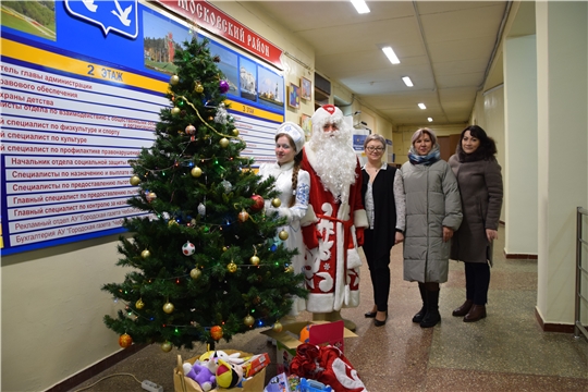 Акция «Любимая игрушка малышу»: Дед Мороз и Снегурочка отправились дарить новогоднее чудо детям