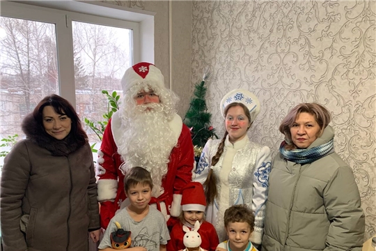 В канун Года счастливого детства Дед Мороз и Снегурочка посетили детей, нуждающихся в защите государства
