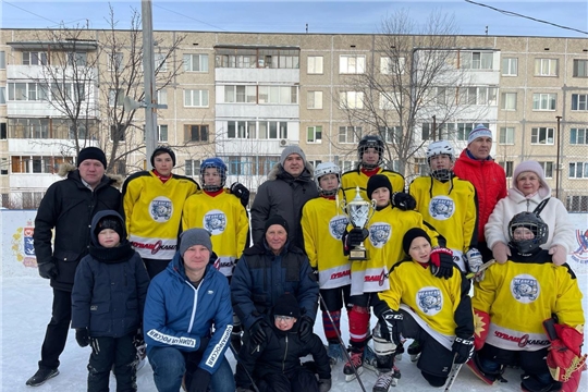 Дворовые команды г. Чебоксары скрестили хоккейные клюшки на катке по улице Гузовского