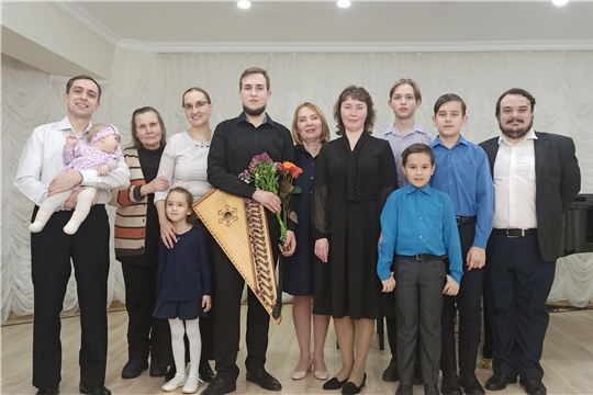 В Год педагога и наставника молодой исполнитель Игорь Москалев подарил своим учителям концерт «Гусли для всех»