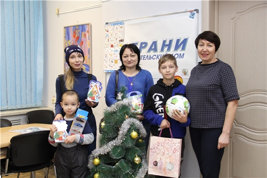 Депутат НГСД принял участие в новогодней благотворительной акции «Елка желаний»