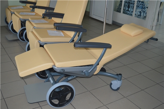 В Новочебоксарскую городскую больницу поступили универсальные транспортные кресла