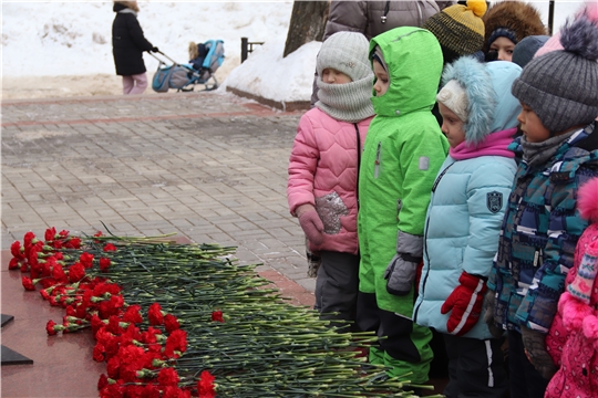 В Новочебоксарске прошла церемония возложения цветов, приуроченная к 80-летию Победы в Сталинградской битве