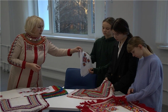 В Центре «Эткер» стартовала образовательная программа по декоративно-прикладному искусству «Чувашская вышивка»
