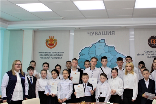Дмитрий Захаров встретился с воспитанниками детских домов республики в Доме правительства