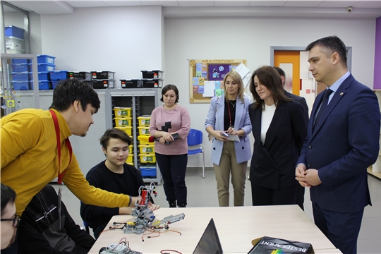 «Прорыв 2023»: министр образования Чувашии Дмитрий Захаров ознакомился с научными и исследовательскими разработками школьников