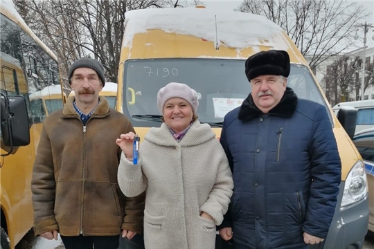 Порецкий муниципальный округ получил новый школьный автобус, который передан Кудеихинской школе
