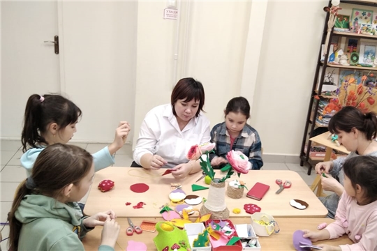 В Шемуршинской детской школе искусств прошел совместный с мамами мастер-класс по изготовлению подарков