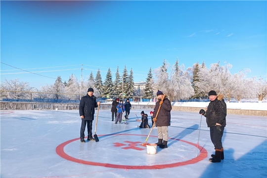 В Карабай-Шемуршинском сельском поселении завершена заливка хоккейной площадки