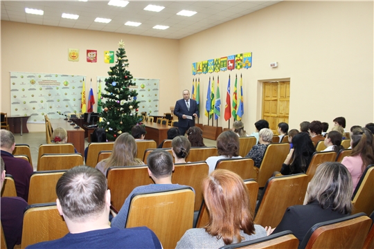 Работников администрации Шемуршинского муниципального округа поздравили с наступающим Новым годом