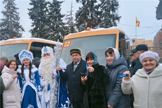 Шемуршинский муниципальный округ получил 3 новых школьных автобуса