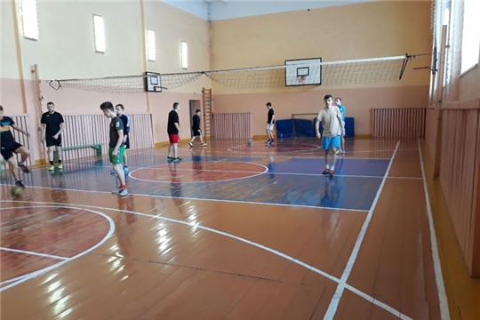 В спортивном зале школы собрались любители волейбола