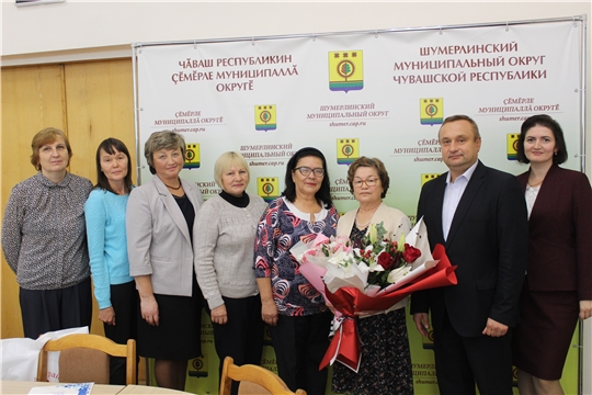 Почетным знаком «За заслуги перед Шумерлинским районом» награждена Озякова Любовь Ипатьевна – ветерана труда в образовании