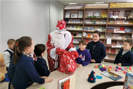 Литературно-игровая программа «Дед Мороз спешит к нам в гости!» в Юманайской сельской библиотеке
