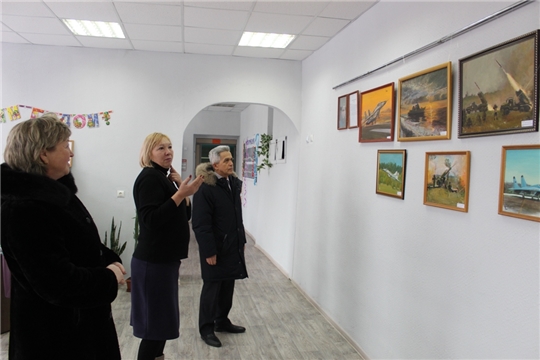 В ходе рабочей встречи Лев Рафинов посетил выставку картин художника-оформителя Алексея Павлова