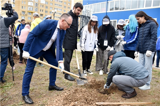 «Аллея дружбы» в Чувашском госуниверситете продолжена школьниками из Донецка