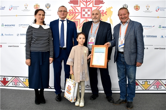 Министр спорта Чувашии Василий Петров поздравил победителя пятой шахматной викторины