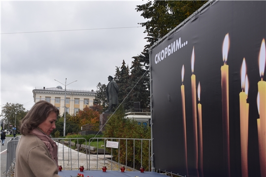 Руководитель Госслужбы Чувашии по конкурентной политике и тарифам Надежда Колебанова возложила цветы в память о жертвах трагедии в Ижевске