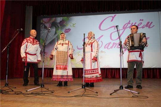 В преддверии Дня матери в Урмарском районе состоялся праздничный концерт
