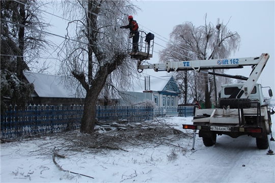 В Урмарском районе продолжаются работы по устранению последствий «ледяного» дождя