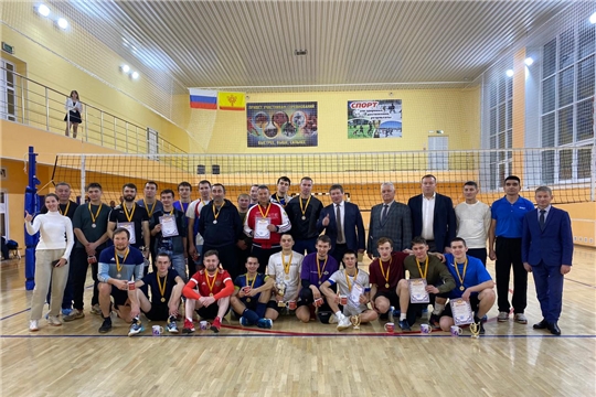 Прошел открытый турнир по волейболу среди мужских команд на призы главы администрации Урмарского городского поселения