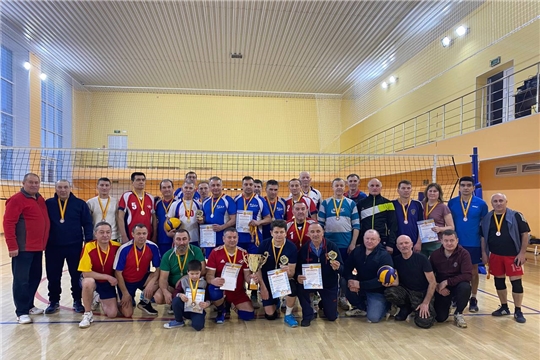 Команда «Бишево» - победитель открытого первенства Урмарского муниципального округа по волейболу  среди мужских команд 50 лет и старше