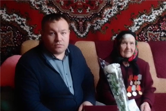 95-летний юбилей отметила жительница п. Урмары, труженик тыла З.Ф. Краснова