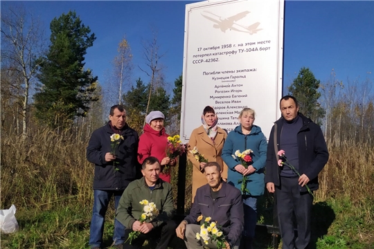 В память об авиакатастрофе состоялось возложение живых цветов к памятному знаку