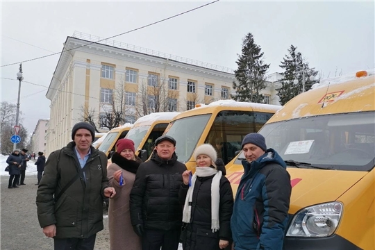 Три школы района получили новые автобусы