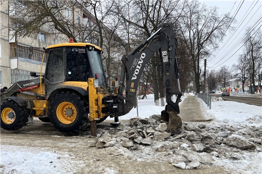 Продолжаются работы по обработке тротуаров в г. Ядрин