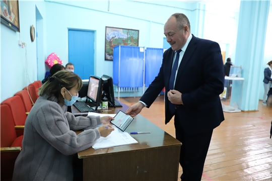 Глава администрации Яльчикского района Леонард Левый проголосовал на выборах