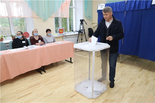 Олег Николаев проголосовал на выборах депутатов Чебоксарского муниципального округа первого созыва
