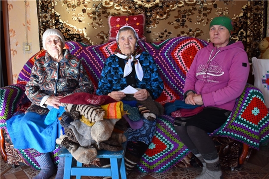 Своих не бросаем: женщины Яльчикского района вышивают платки, вяжут носки для воинов